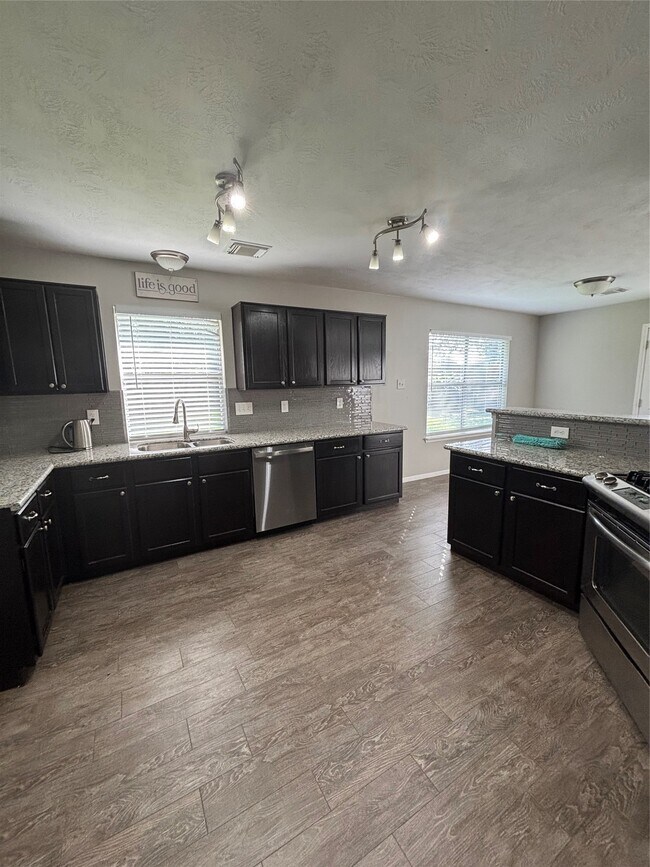 Foto del edificio - 1702 Oak Ridge Dr