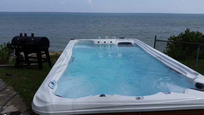 chapuzón en la piscina del spa con vista a la playa - 1853 S Lakeshore Rd