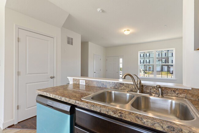 Foto del edificio - End Unit Townhome with Bonus Room!