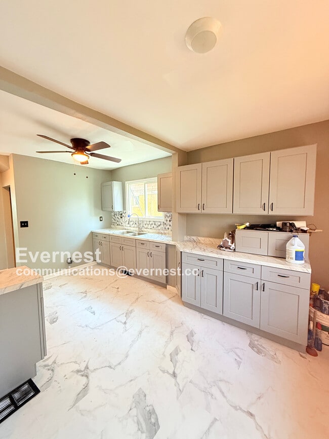 Foto del edificio - 12653 Waltham St