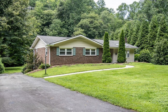 Photo - 493 Kings Creek Rd (Brevard, NC) House