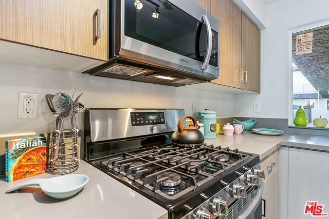 Foto del edificio - 6640 Woodley Ave