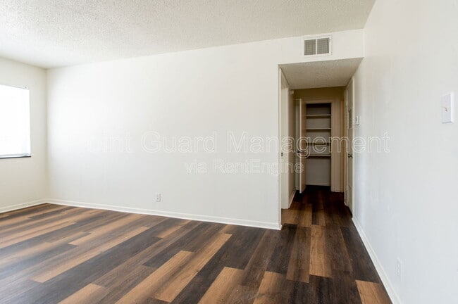 Building Photo - 1800 E 1st St N