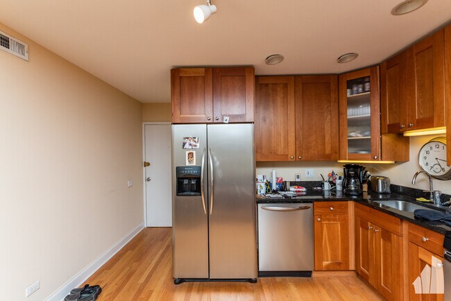 Building Photo - 2131 N Larrabee St