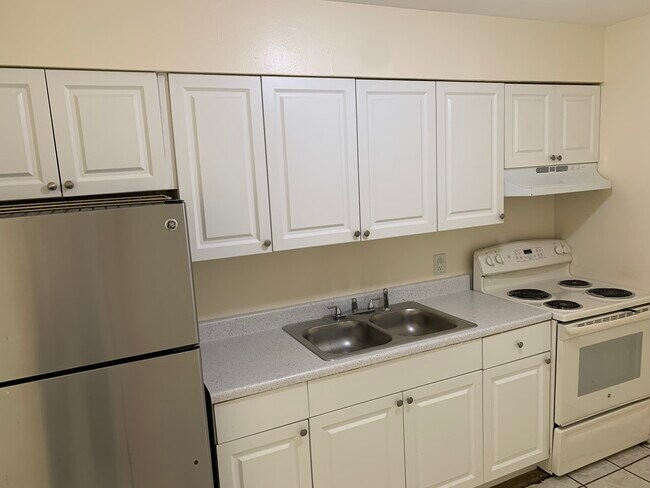 Kitchen - 1415 E 98th Ave
