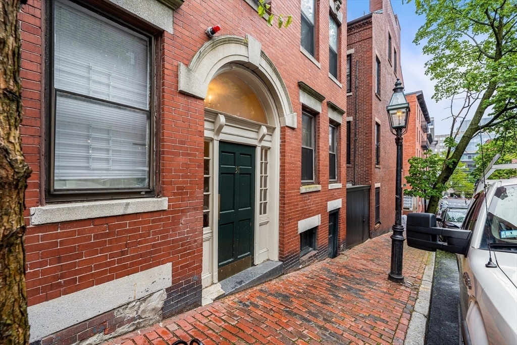 Primary Photo - 31 Irving St