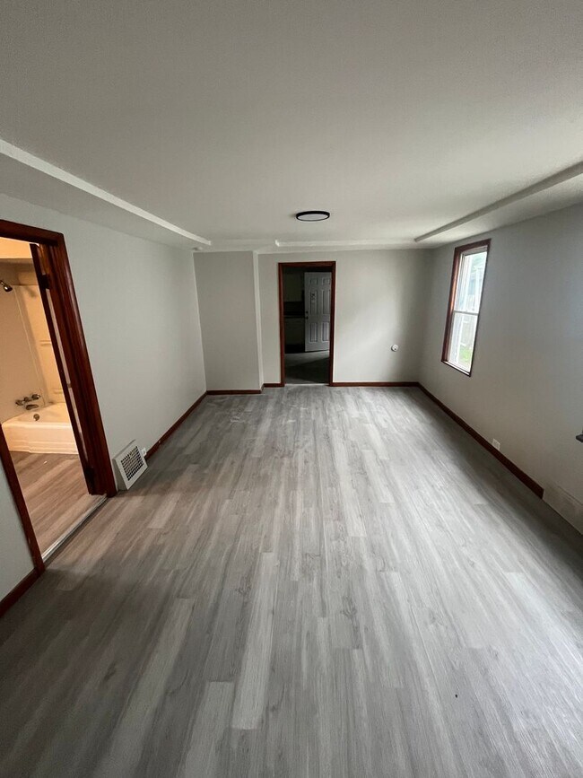 Foto del edificio - Section 8 Accepted! Spacious Newly Renovat...
