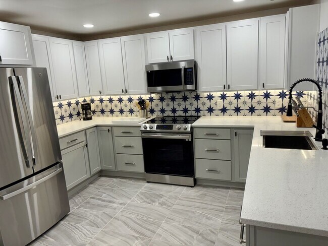 Foto del edificio - LOCATION!  Furnished (can come non-furnish...