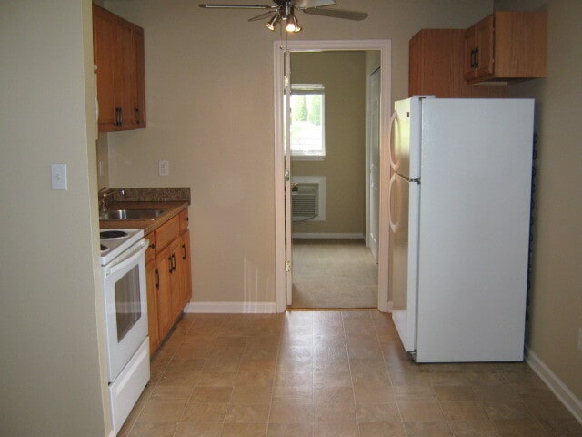 Kitchen - 164 Lakeshore Dr