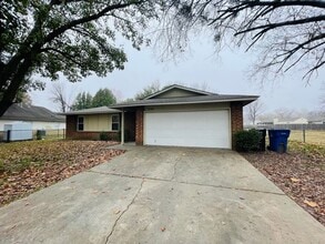 Building Photo - 1304 N Narcissus Ave