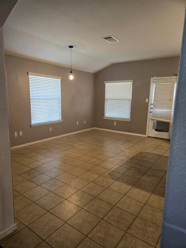 Building Photo - 2104 Vernice Dr