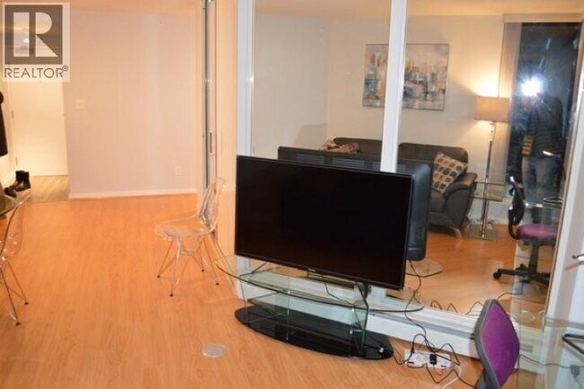 Photo du bâtiment - 1009 Expo Blvd