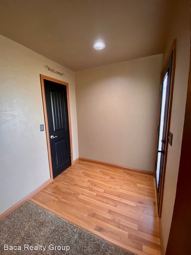 Building Photo - 3 br, 1 bath House - 325 Memorial Dr.