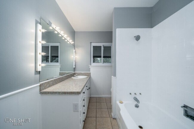 Foto del edificio - 6 MONTH LEASE AVAILABLE! SPACIOUS 3 bedroo...