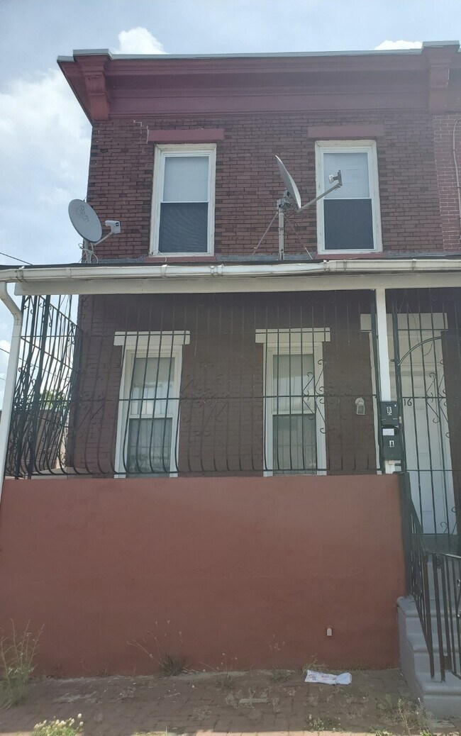 2Bd 1Bth Nicely Updated** 03/21 - 916 N 6th St House