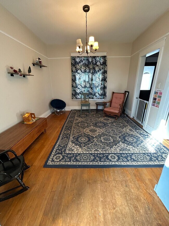 Foto del edificio - 424 E 10th St