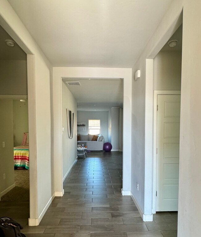Foto del edificio - FOR RENT