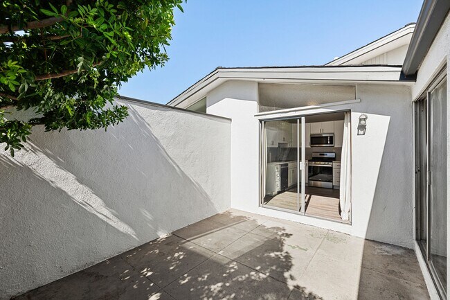 Building Photo - Newly remodeled 2 bedroom w/ the best Loca...