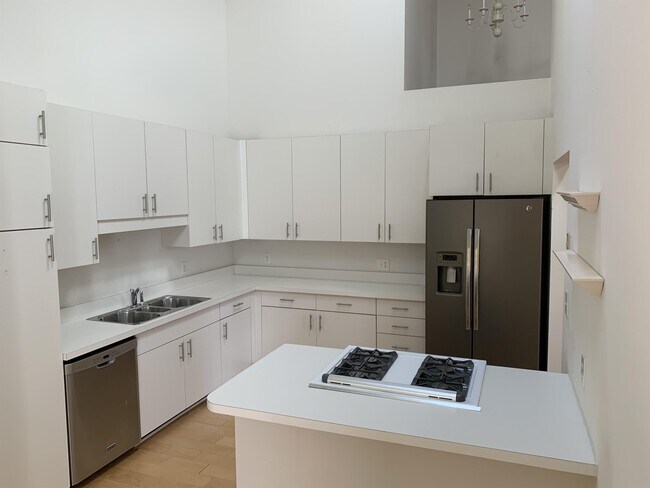 Building Photo - 324 Sycamore Close