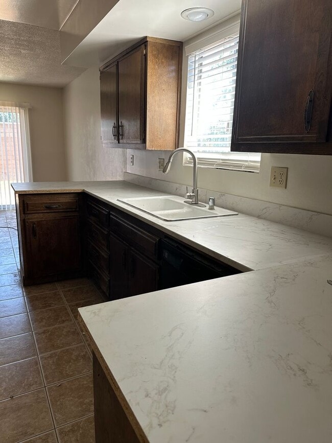 Building Photo - Great home centrally located