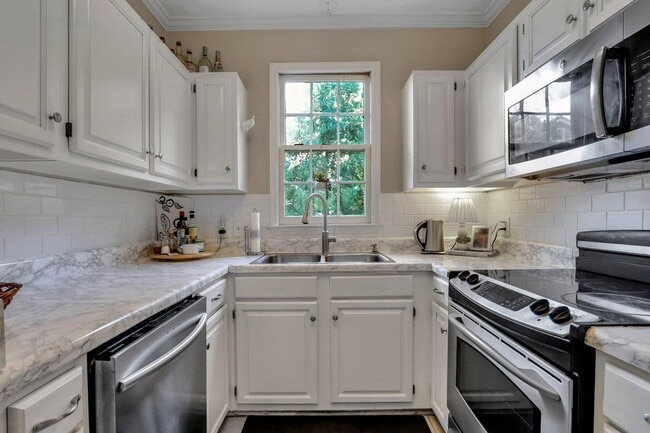 Building Photo - Gorgeous Two Bedroom - Two and One Half Bath Apartment - Excellent Location!