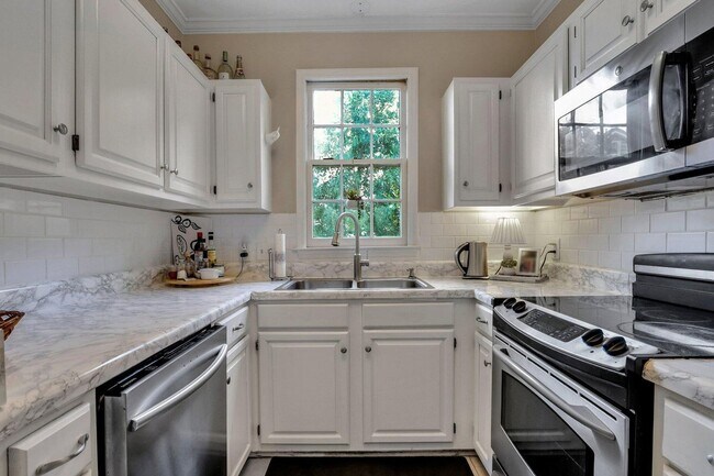 Foto del edificio - Gorgeous Two Bedroom - Two and One Half Bath Apartment - Excellent Location!