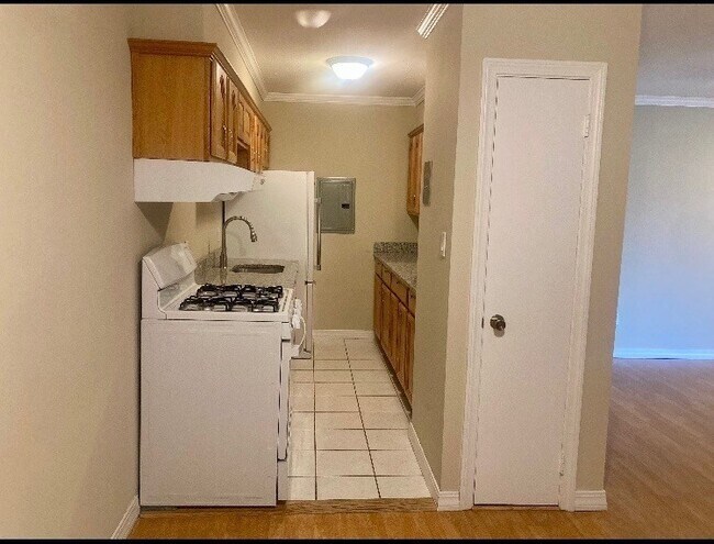 Foto del edificio - 10 Longwood Dr