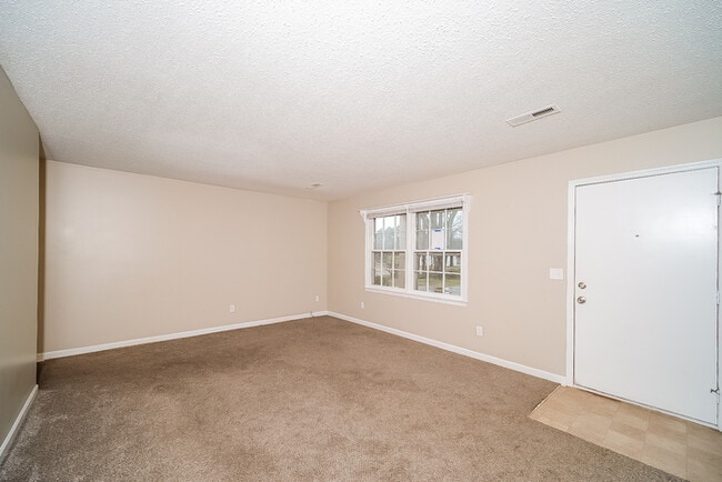Building Photo - 121 Greenwood Cir