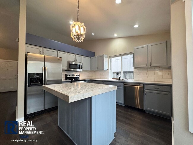 Foto del edificio - Great 3 Bedroom with 2 Car Garage!