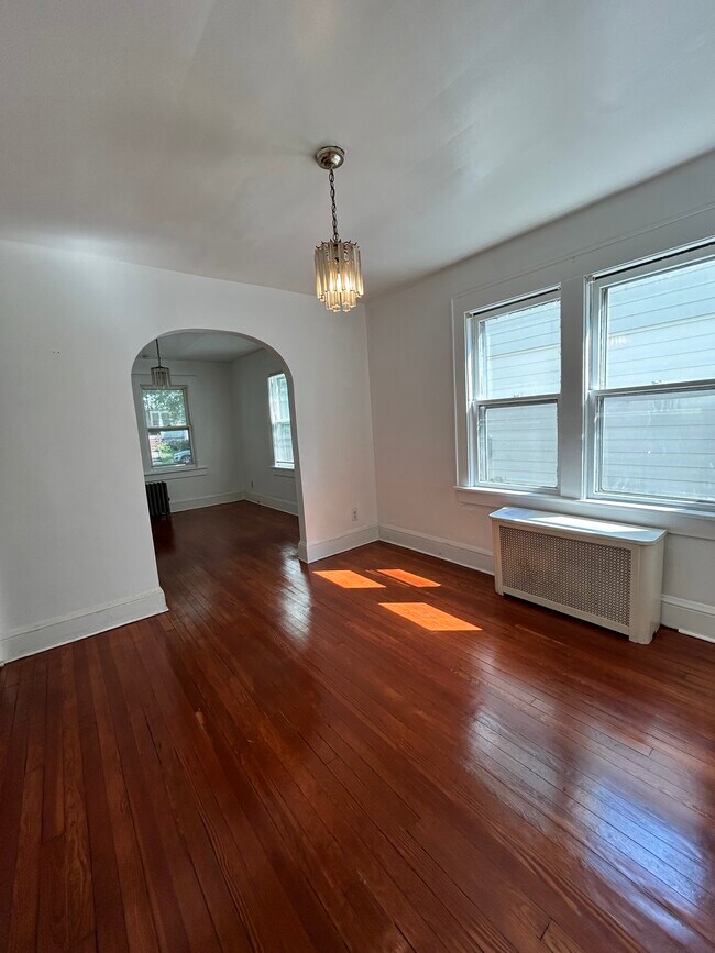Building Photo - 166 Broughton Ave