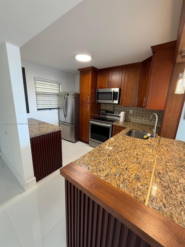Foto del edificio - 7125 Bay Dr