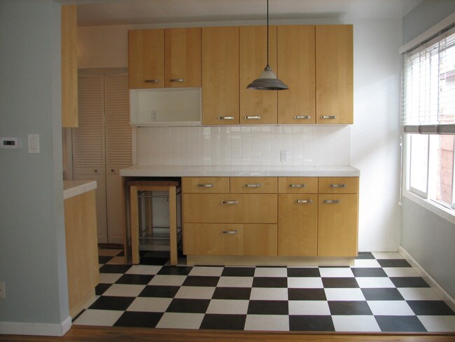 Foto del edificio - 1766 Walgrove Ave