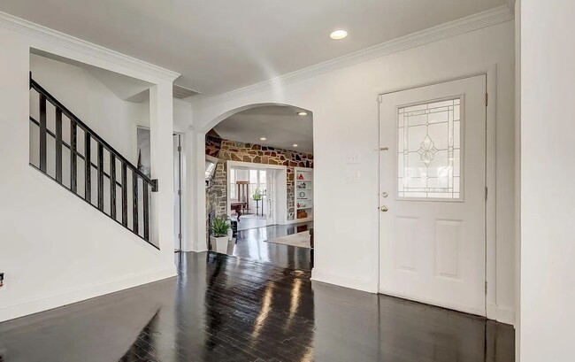 Building Photo - Stunning 4 BR/3.5 BA Single-Family Home in...