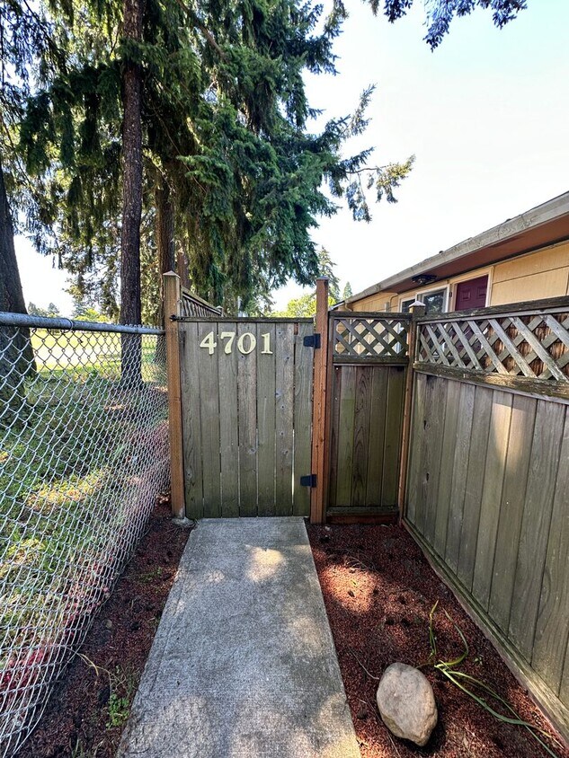 Primary Photo - Awesome freshly painted 2-bedroom unit in ...