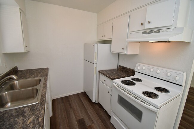 Building Photo - 715 N 11th St - 1 BEDROOM APARTMENT - DOWN...