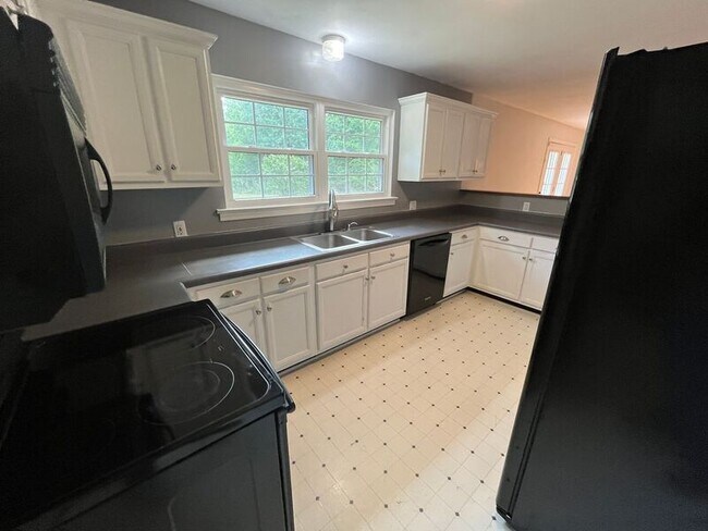 Building Photo - 473 Williams Dr