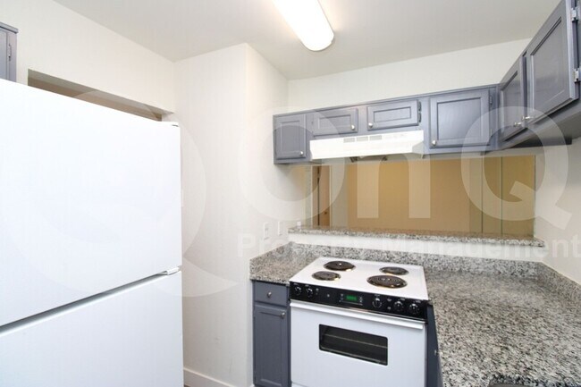 Building Photo - 18333 Roehampton Dr