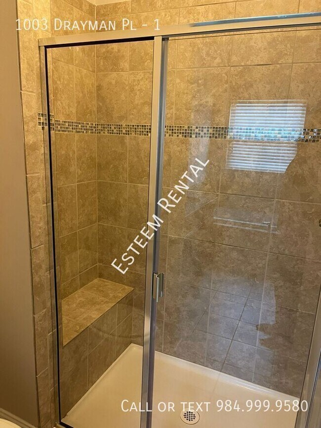 Foto del edificio - 1003 Drayman Pl