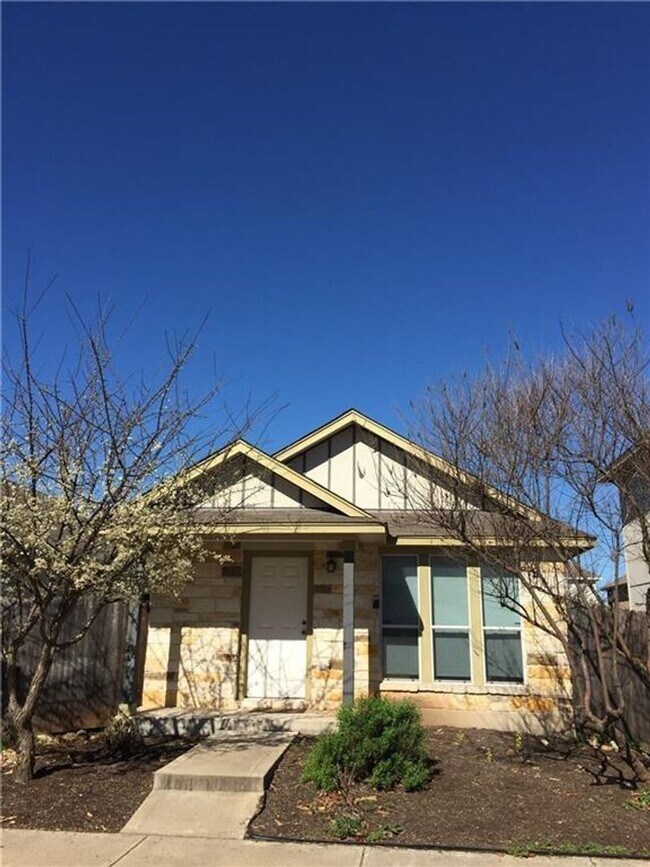 Building Photo - Cute 2 bedroom / 1 bathroom house with fen...