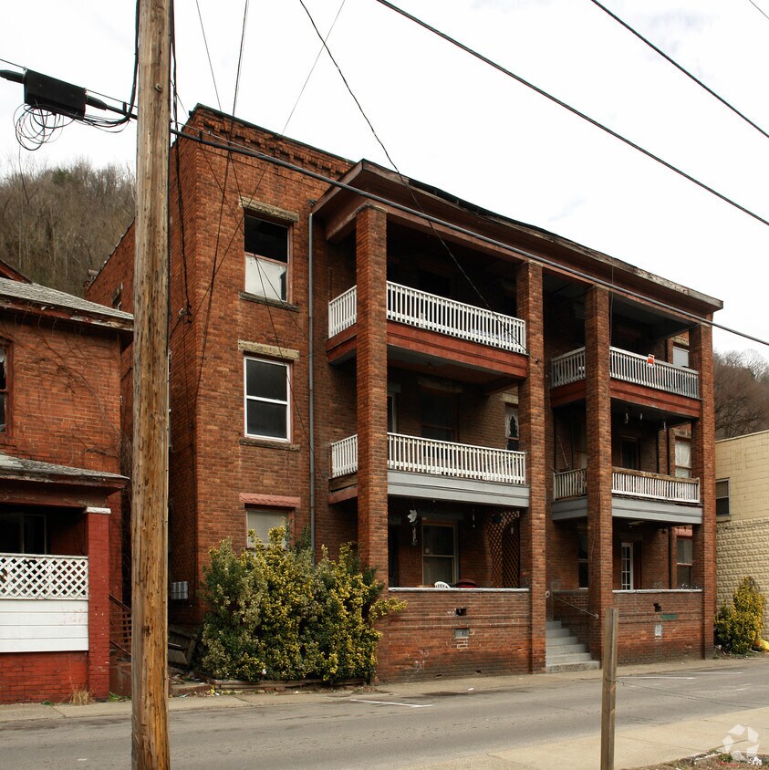 661 Stratton St, Logan, WV 25601 Apartments in Logan, WV