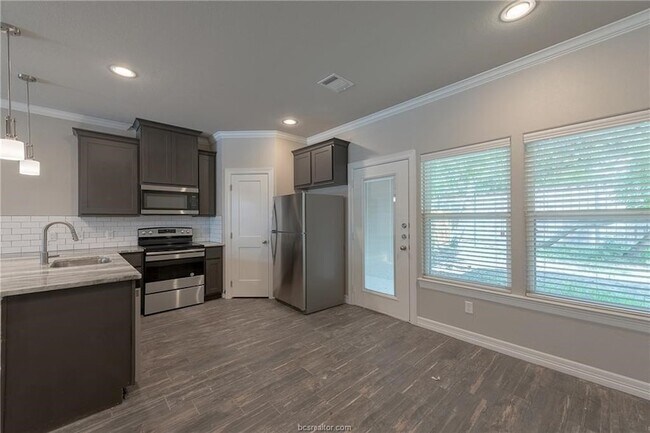 Building Photo - 707 Dominik Dr