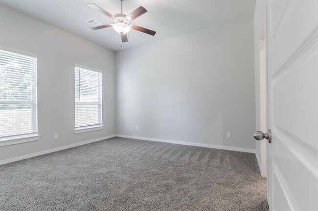 Building Photo - 9748 Grosbeak Ln