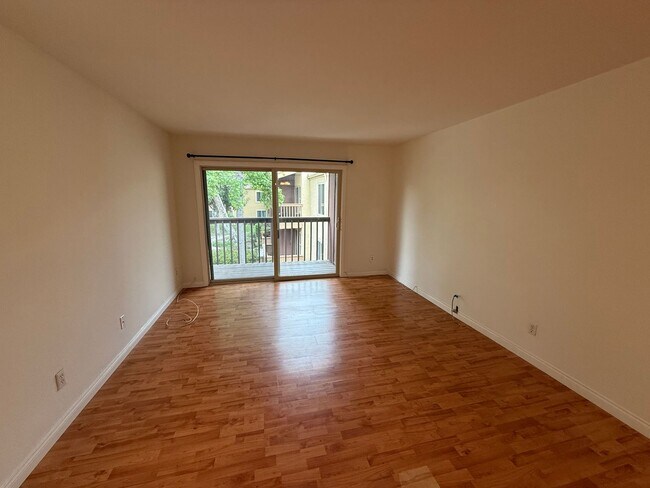 Foto del edificio - 2 Bed, 1 Bath Upstairs Condo with Private ...