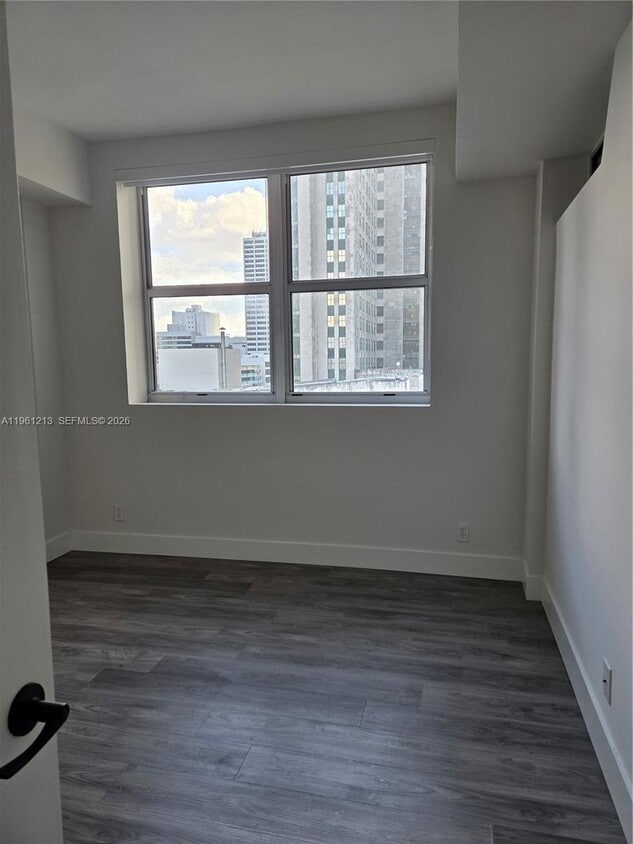 Foto del edificio - 111 E Flagler St