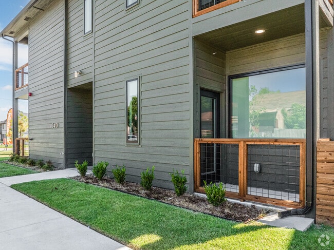 Porche - Blackwelder Apartments