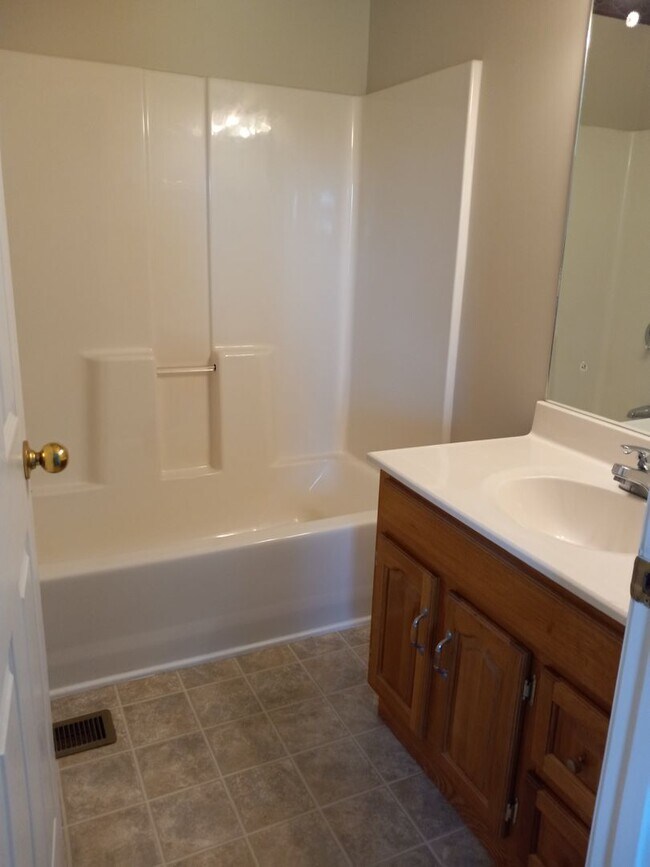 Foto del edificio - Beautiful 2 bedroom 2 bath duplex in East ...
