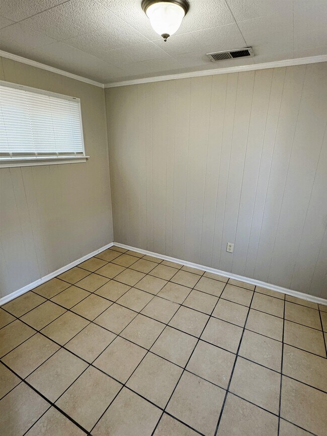 Building Photo - 1331 Colonial Rd