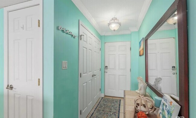 Building Photo - This charming, spacious ground-level unit 2bedr 2bath