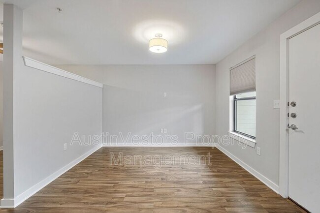 Building Photo - 924 E 51st St