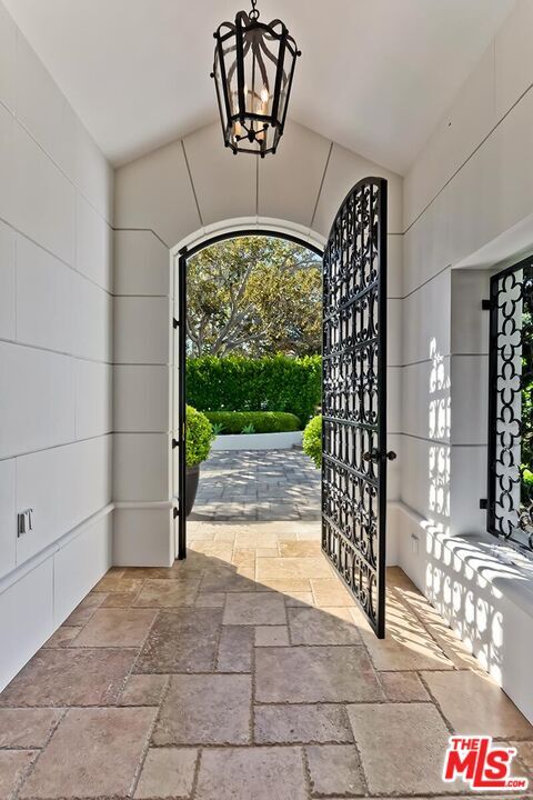 Building Photo - 2134 La Mesa Dr
